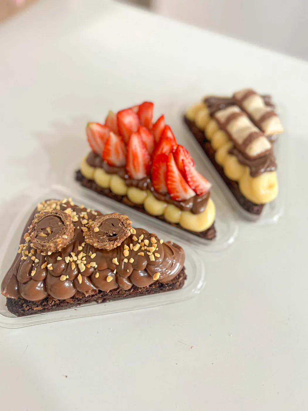 Fatias de brownie de Ferrero, morango e Kinder Bueno