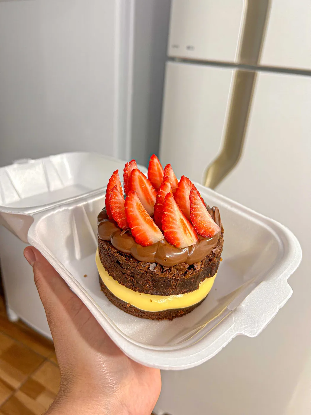 Brownie com recheio de Ninho e morangos frescos